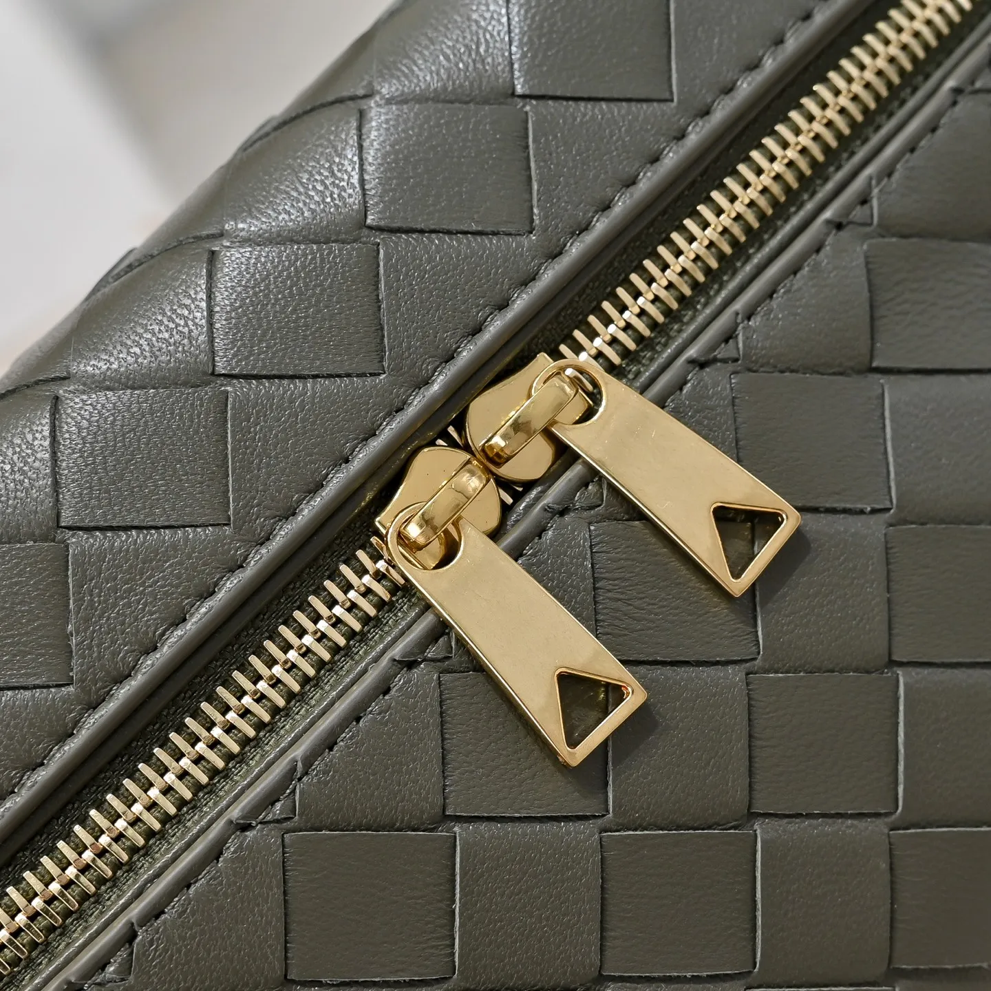Batch 1360 Bottega Veneta 24 spring and summer woven zipper crossbody bag. A crossbody bag that can be used as a cosmetic bag. The exquisite weaving and compact body are an indispensable accessory for the upcoming summer. The double zipper also better protects the bag. It has a large capacity. If you like it, don’t miss it. Style number: 9109 Size: 22*12.5*5cm